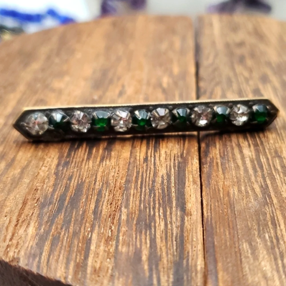 B672 edwardian bar brooch emerald‎